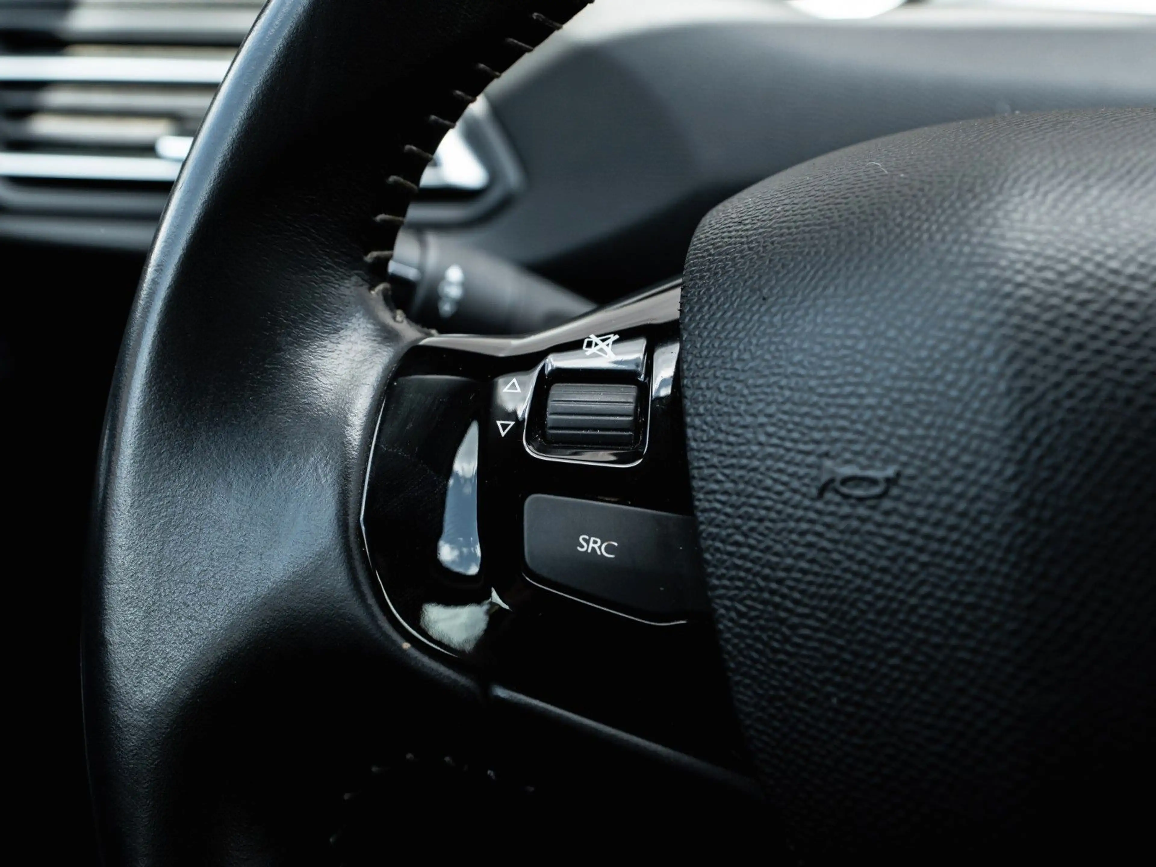 Peugeot 308 Active — photo 11