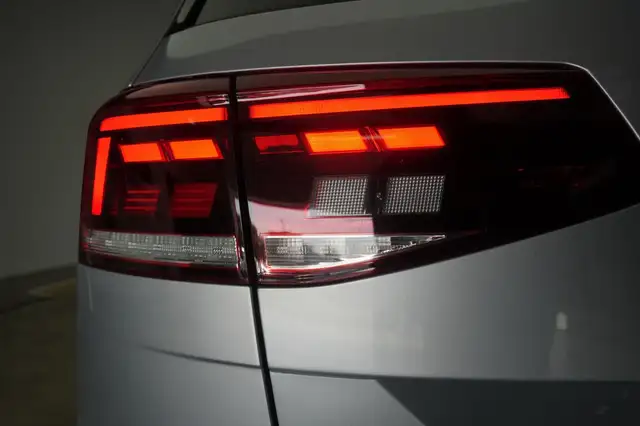 Volkswagen Passat view 11