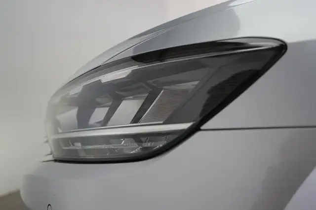 Volkswagen Passat view 10