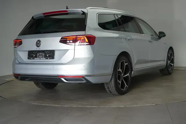 Volkswagen Passat view 5