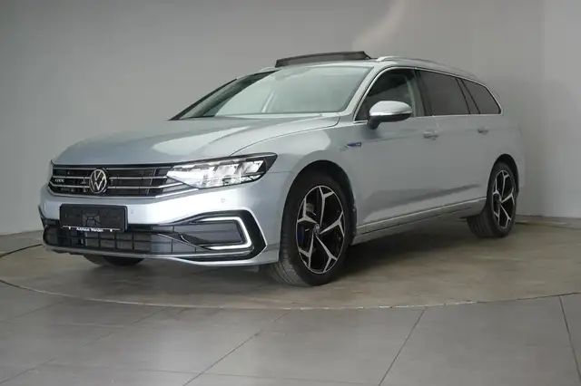 Volkswagen Passat view 3