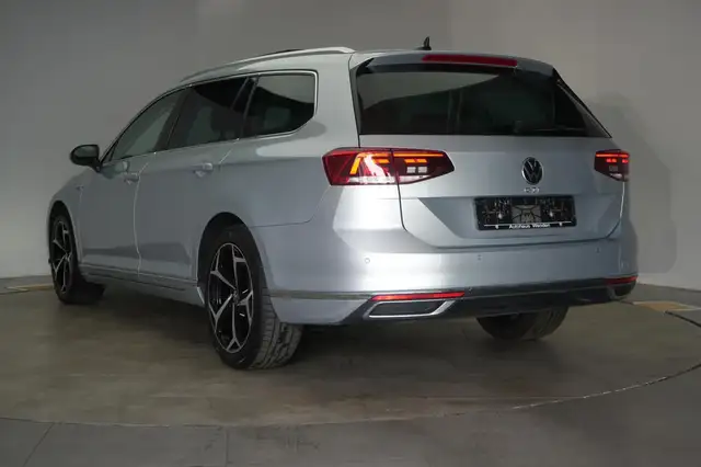 Volkswagen Passat view 4