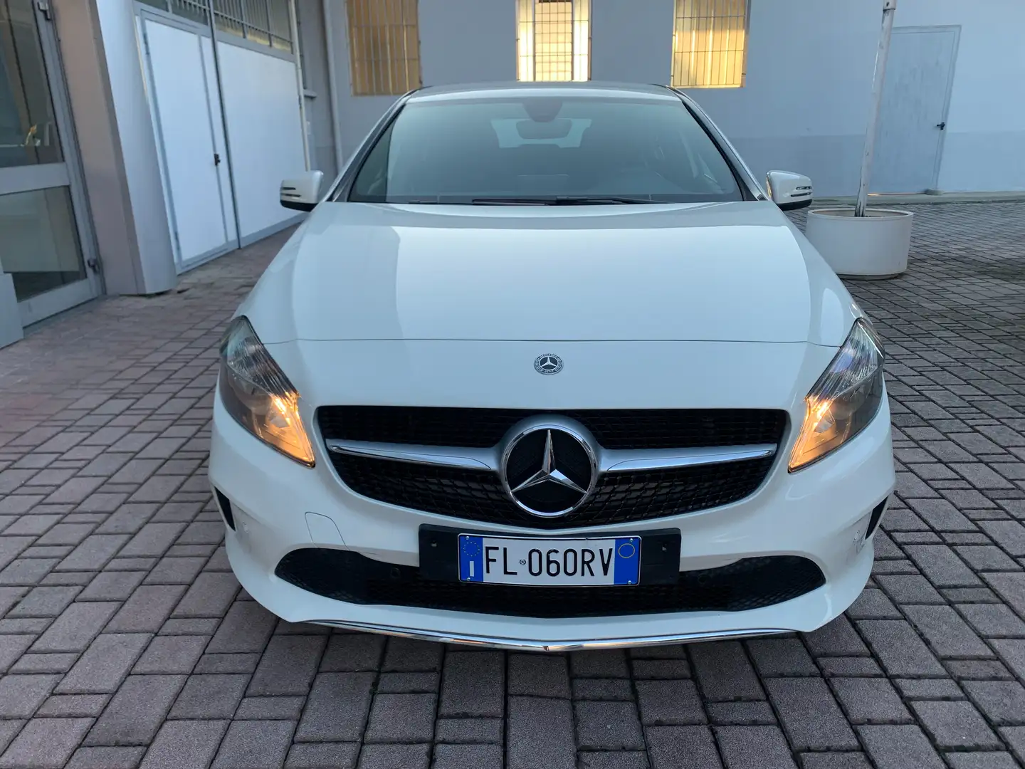 Mercedes-Benz A 180 A 180 d Sport auto Weiß - 2