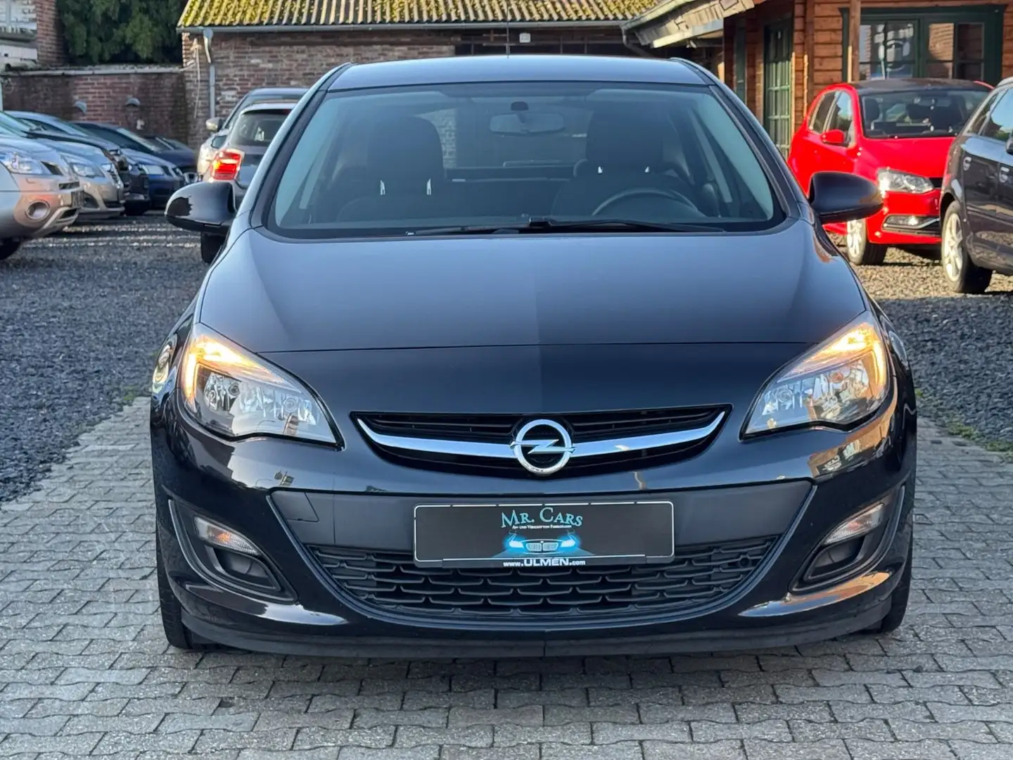 Opel Astra J Lim. 5-trg. Active erst 75000 Km Schwarz - 1