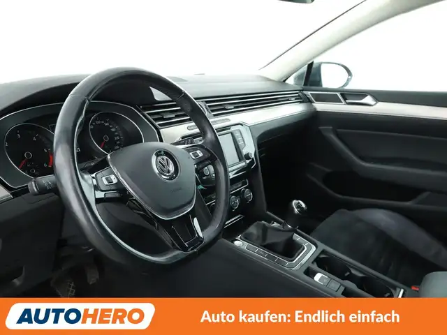 Volkswagen Passat view 11