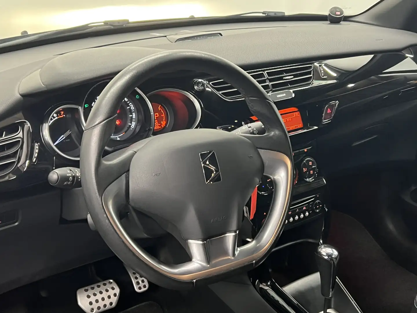 Citroen DS3 1.6 VTi So Chic | CRUISE CONTROL | PARKEERSENSOREN Grijs - 2