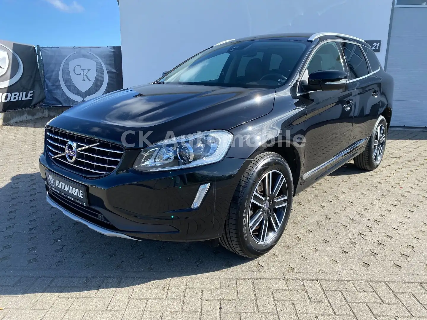 Volvo XC60 D3 Summum 2WD/Navi/Leder/Bi-Xenon/PDC/AHK Nero - 1