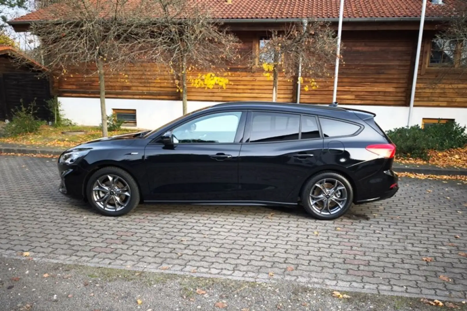 Ford Focus Turnier 1.0 EcoBoost Hybrid ST-LINE Schwarz - 1