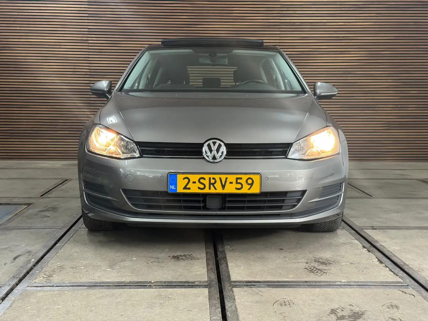 Volkswagen Golf 1.4 TSI Comfortline | Pano | Navigatie | Trekhaak Grijs - 2