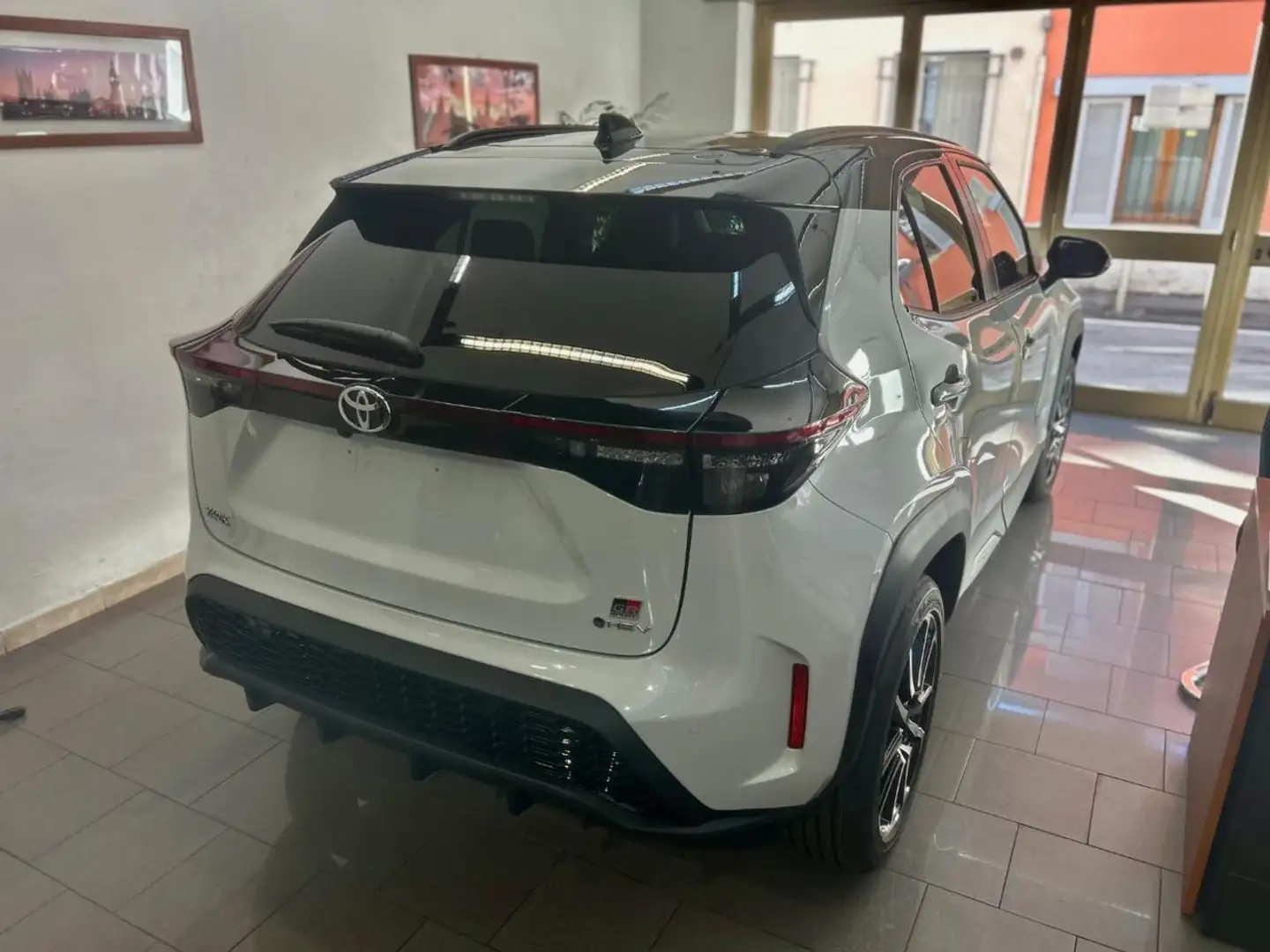 Toyota Yaris Cross 1.5 Hybrid 130 CV 5p.E-CVT GR SPORT Tech Pack Gris - 2