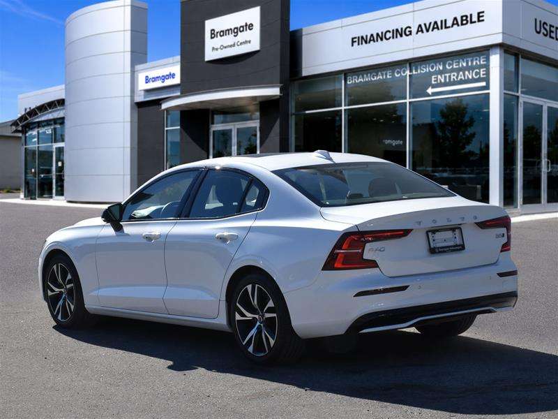 2024 Volvo S60 B5 AWD Core Dark Theme — photo 4