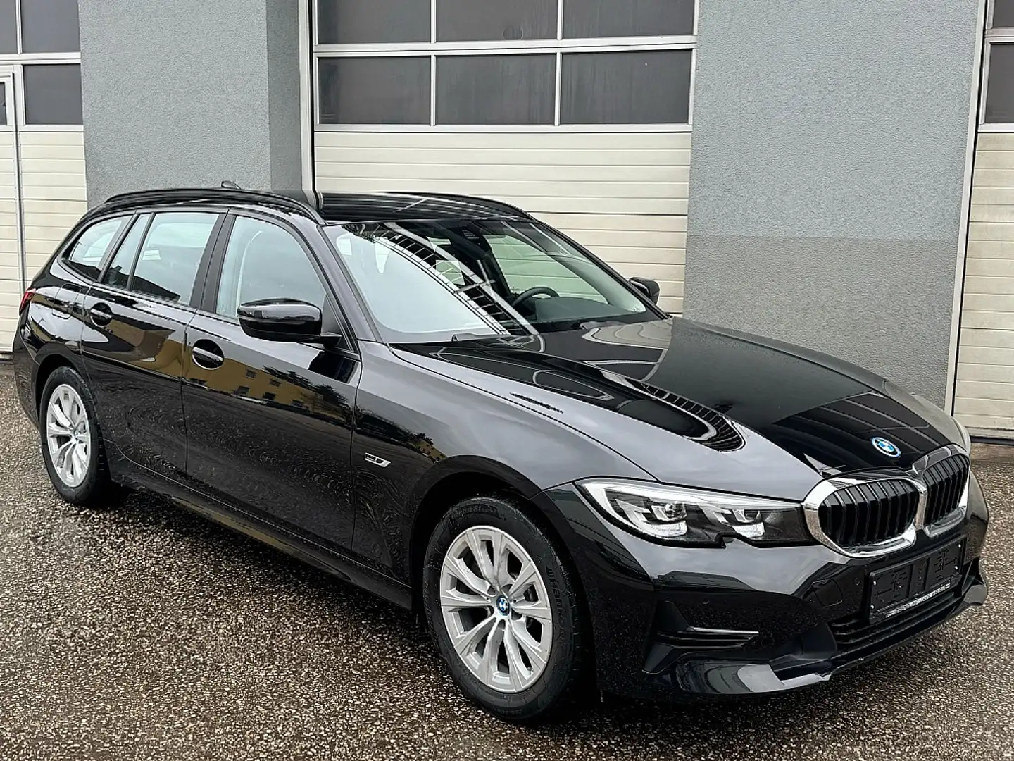BMW 320 i e Touring Advantage Aut. Schwarz - 2
