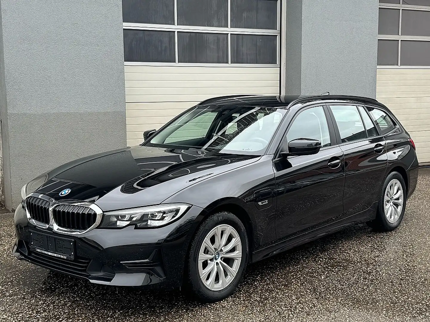 BMW 320 i e Touring Advantage Aut. Schwarz - 1