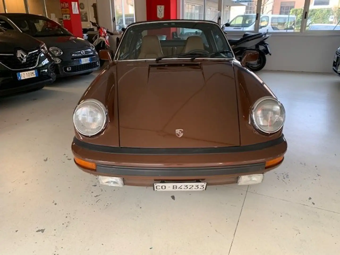 Porsche 911 TARGA Bruin - 1