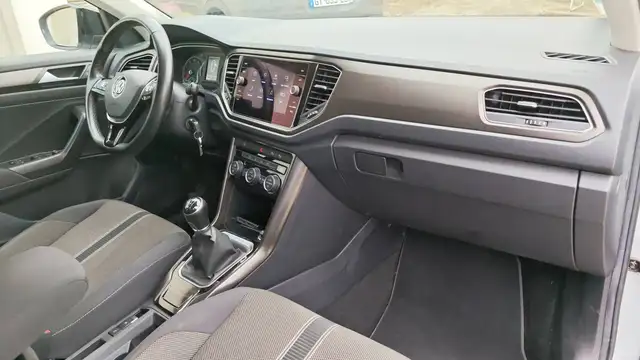 Volkswagen T-Roc view 10