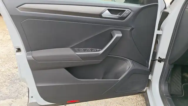 Volkswagen T-Roc view 7