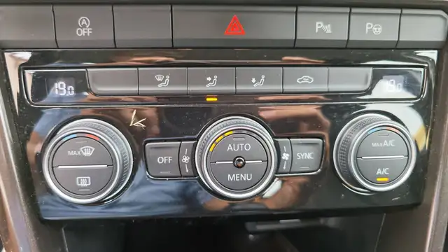 Volkswagen T-Roc view 13