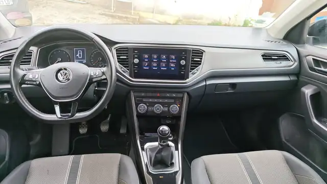 Volkswagen T-Roc view 11