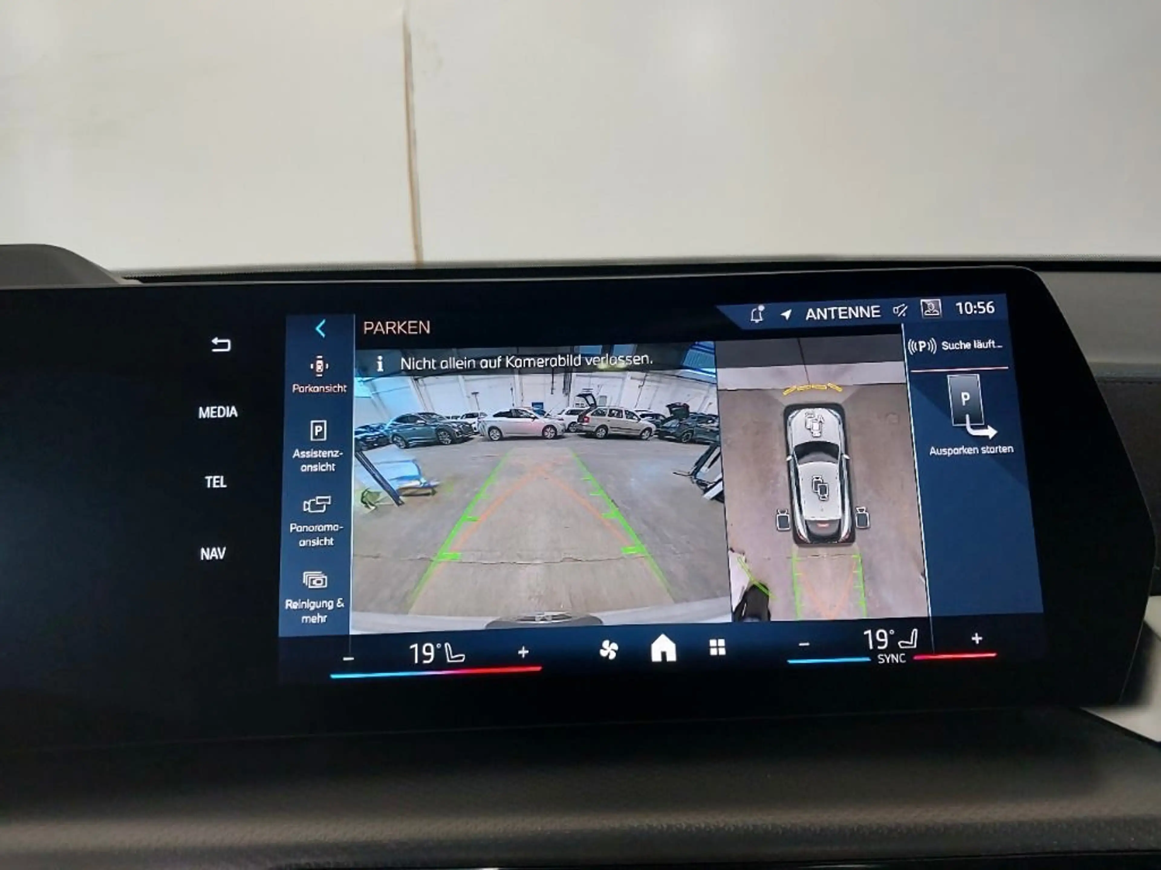 BMW X2 20d xDrive M Sport AHK/HUD/360°/ACC/PANO/21" — photo 8