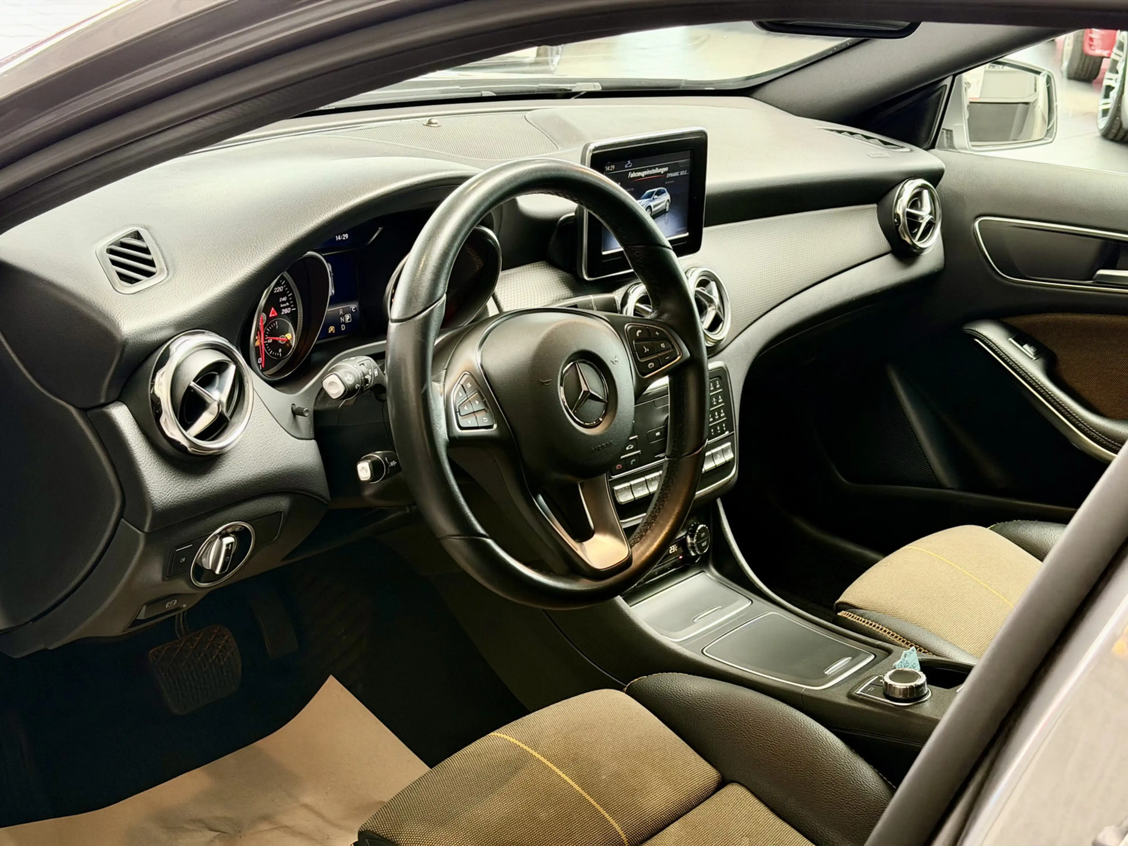 Mercedes-Benz GLA 220 4Matic AHK|STHZ+SHZ|KAMERA|TEMP.|MFL|SPORT — photo 12