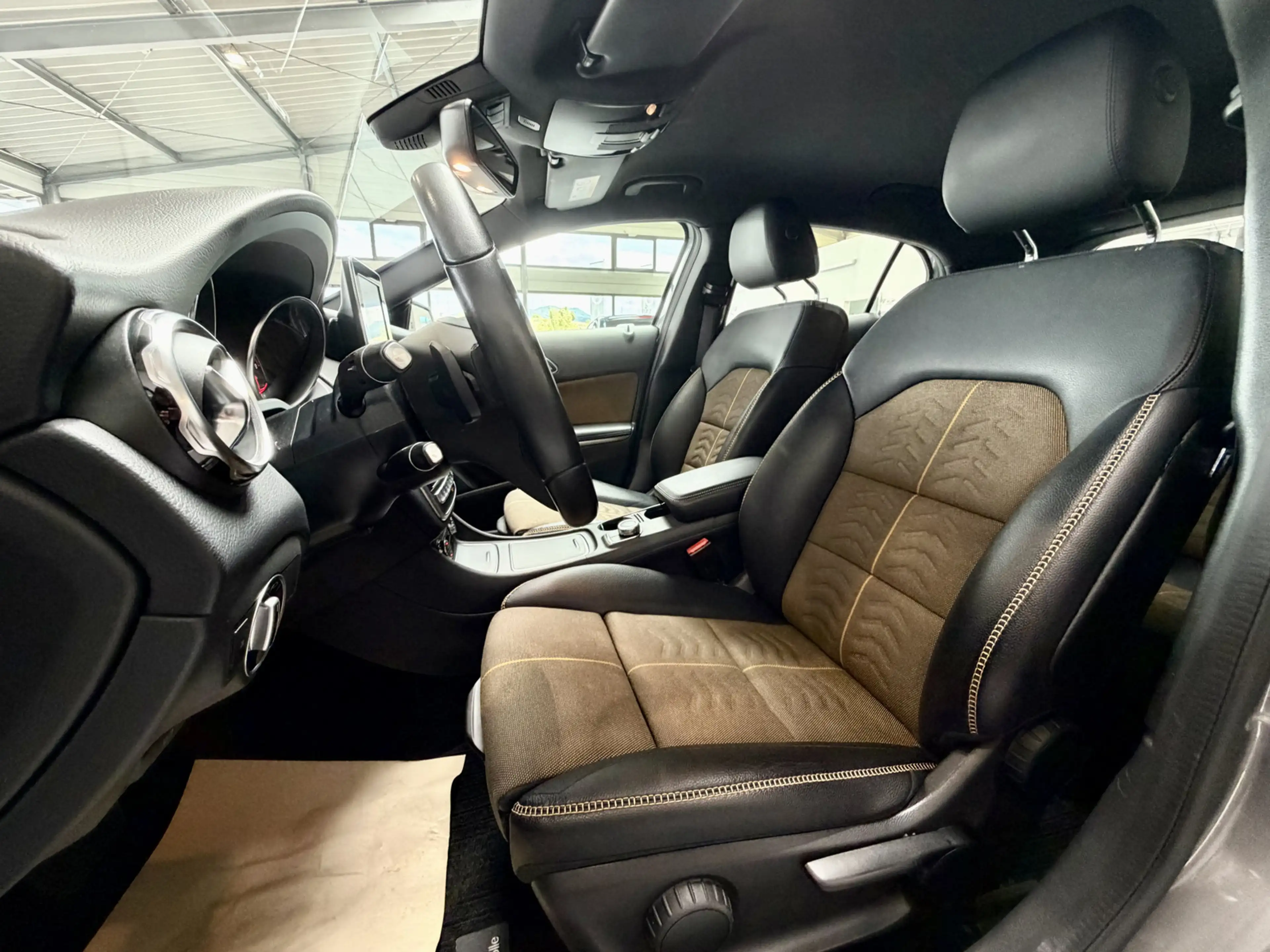 Mercedes-Benz GLA 220 4Matic AHK|STHZ+SHZ|KAMERA|TEMP.|MFL|SPORT — photo 13
