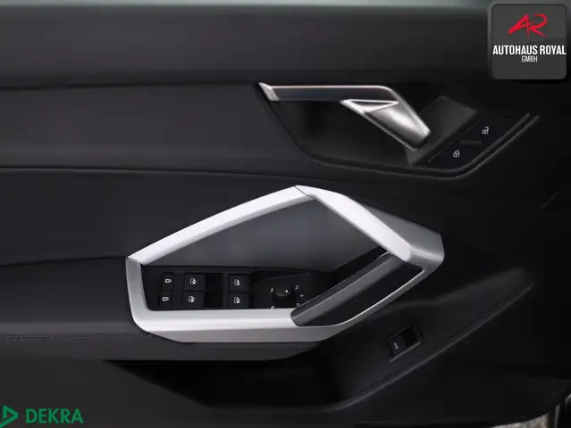 Audi Q3 view 15