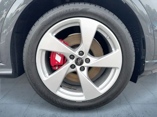 Audi SQ5 view 7