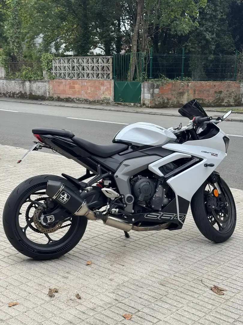 Triumph Daytona 660 Vendo mi Triumph Daytona 660 del ano ____ con solo Blanco - 2