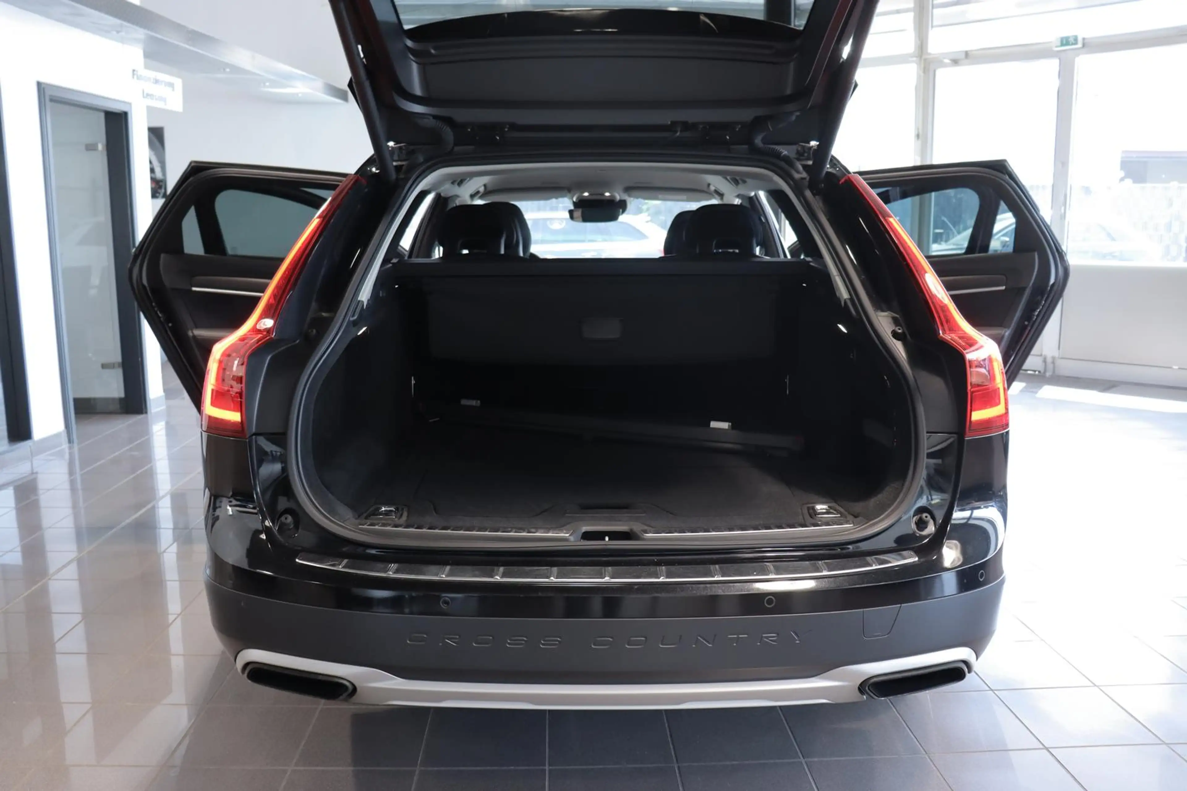 Volvo V90 Cross Country 2.0 Diesel*STANDHEIZ.*AHK*LED* — photo 9