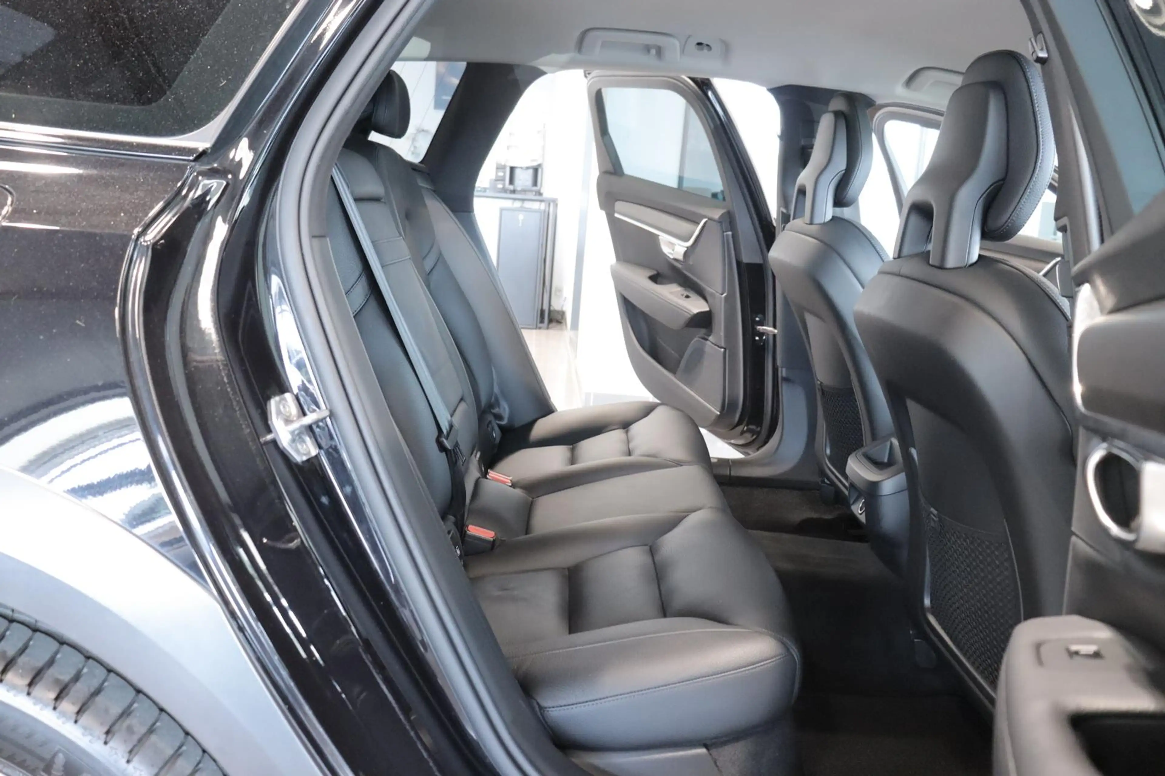 Volvo V90 Cross Country 2.0 Diesel*STANDHEIZ.*AHK*LED* — photo 12