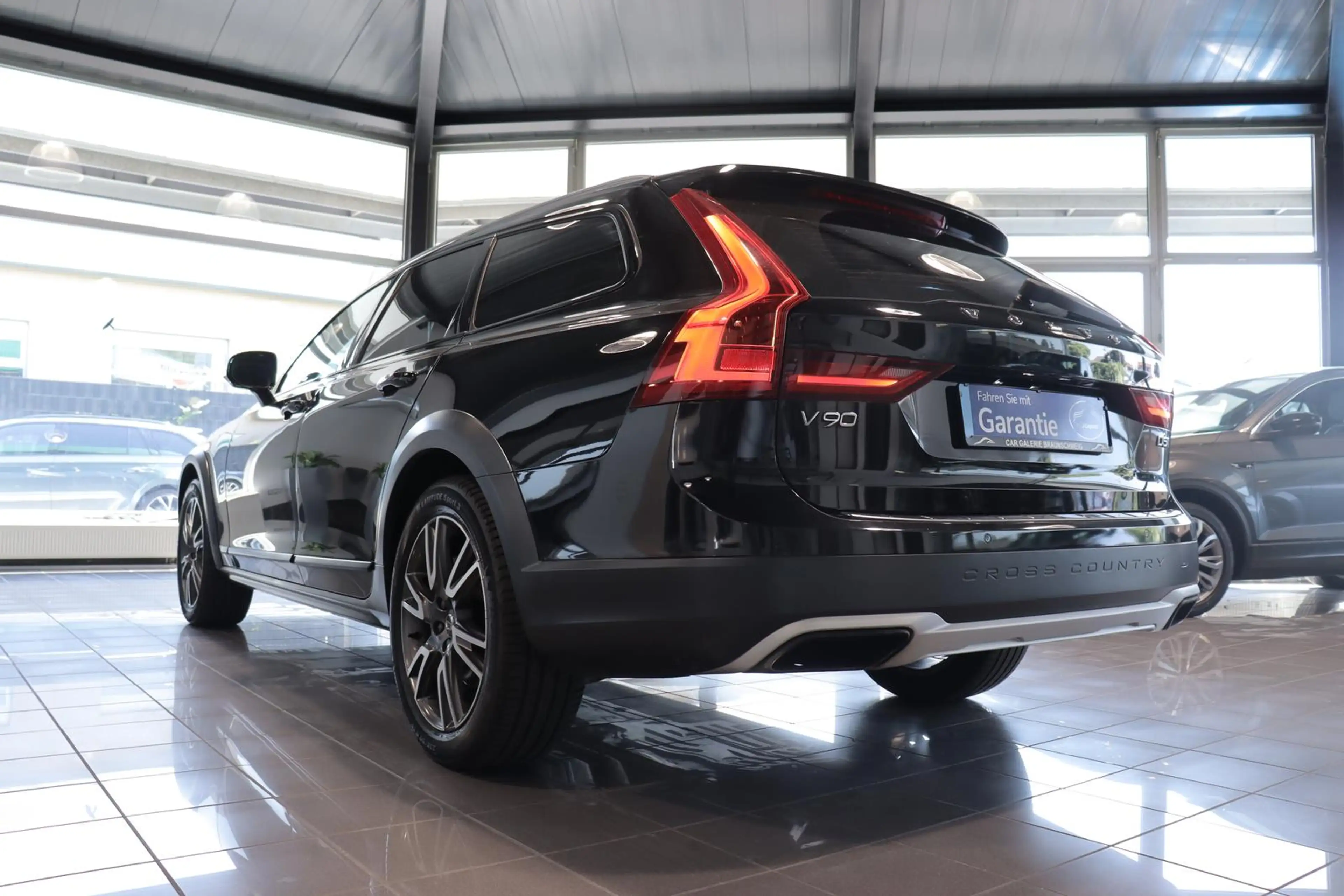 Volvo V90 Cross Country 2.0 Diesel*STANDHEIZ.*AHK*LED* — photo 3