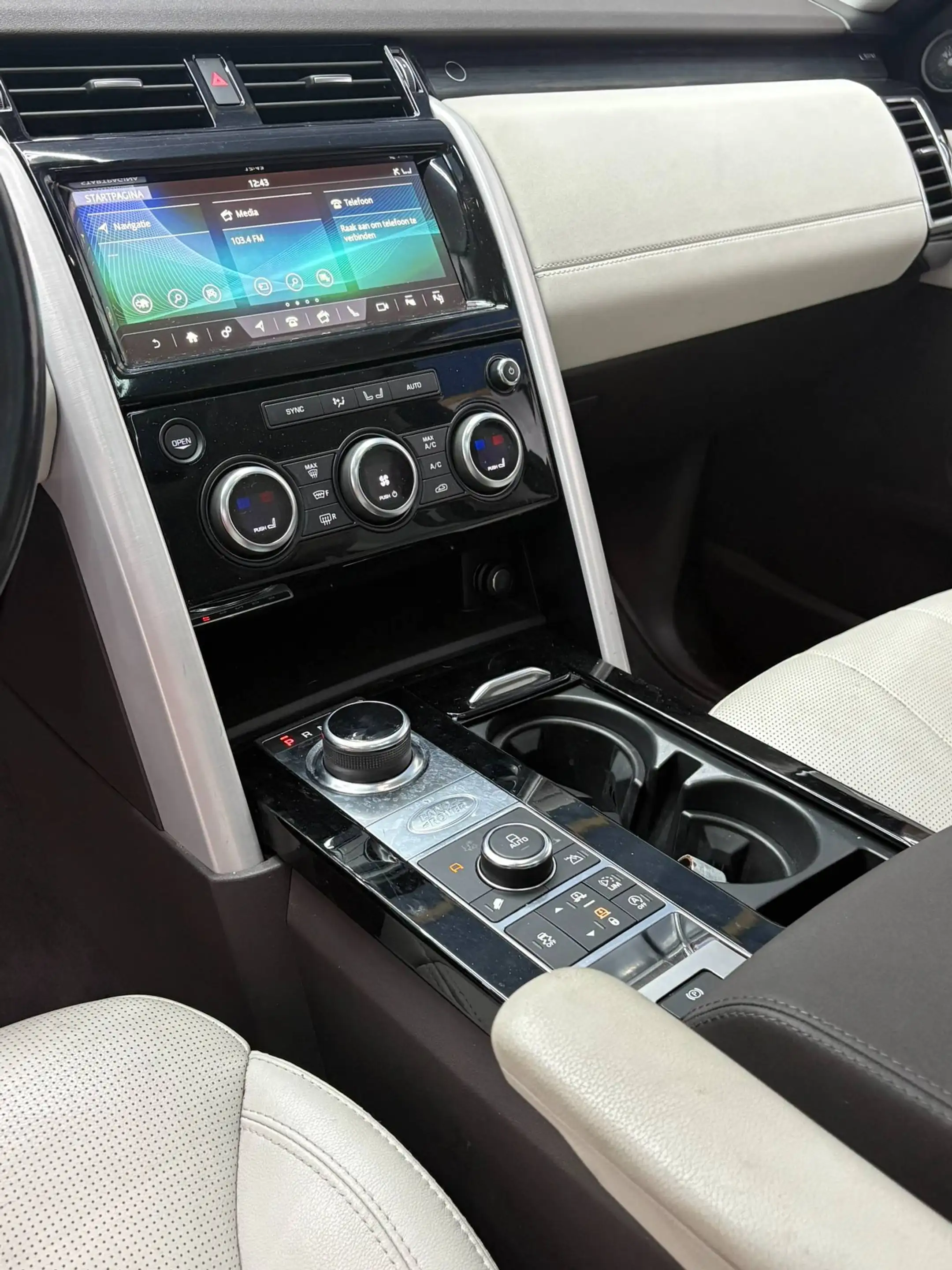 Land Rover Discovery HSE SD4 — photo 11