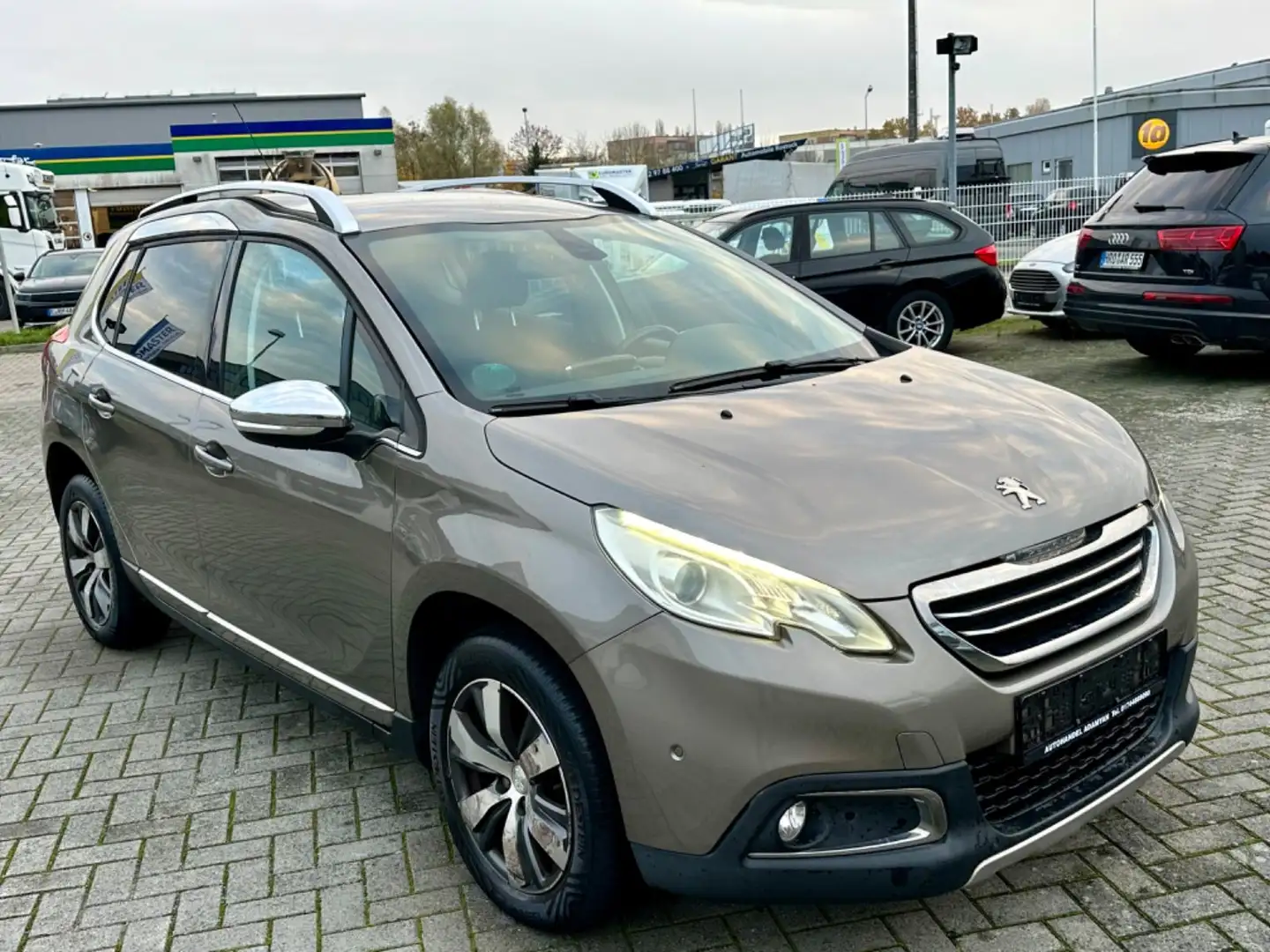 Peugeot 2008 Allure NAVI TEMPOMAT KLIMAAURO PDC SHZ Grijs - 2