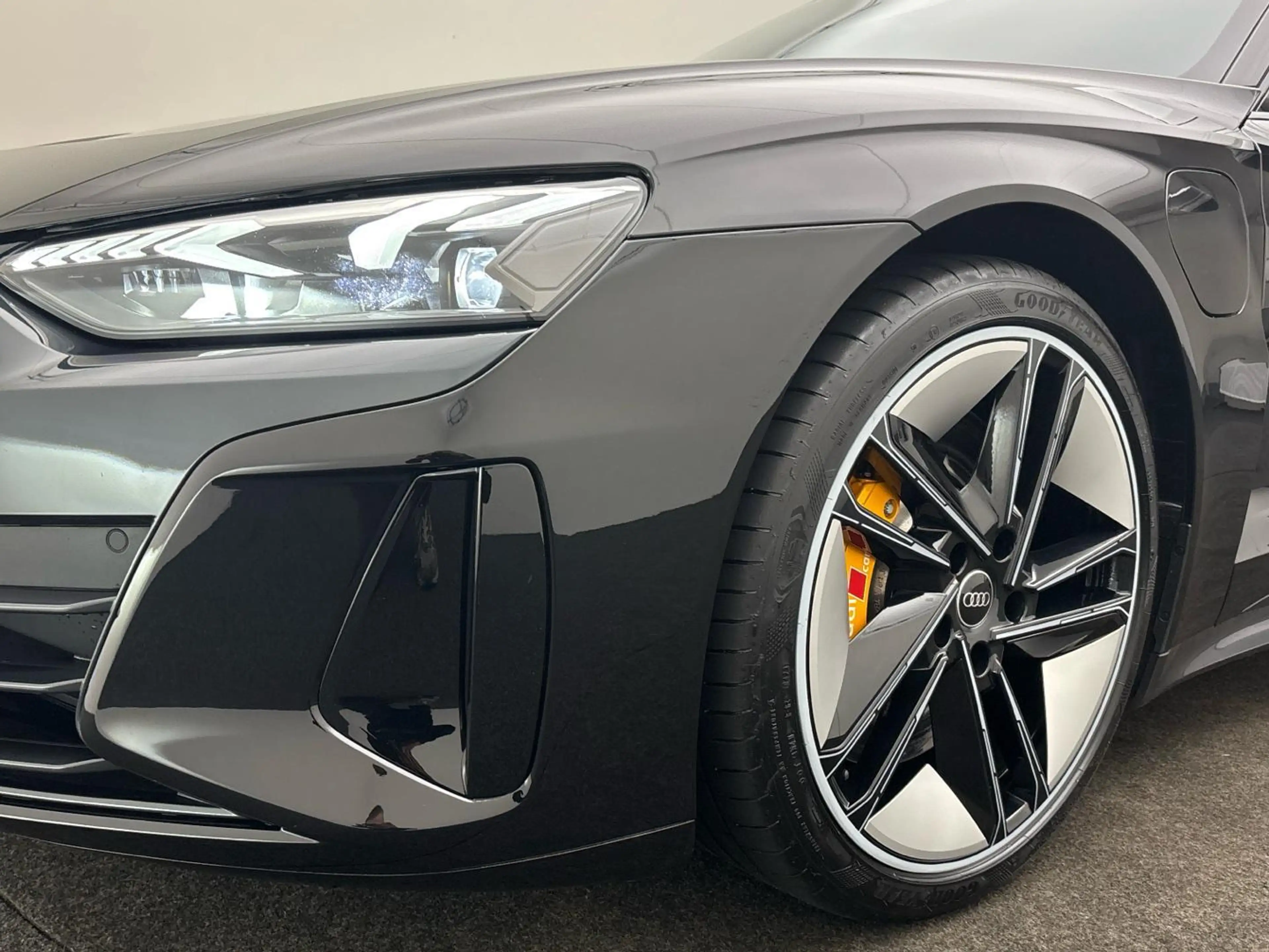 Audi e-tron GT quattro MMI LED Pano — photo 6