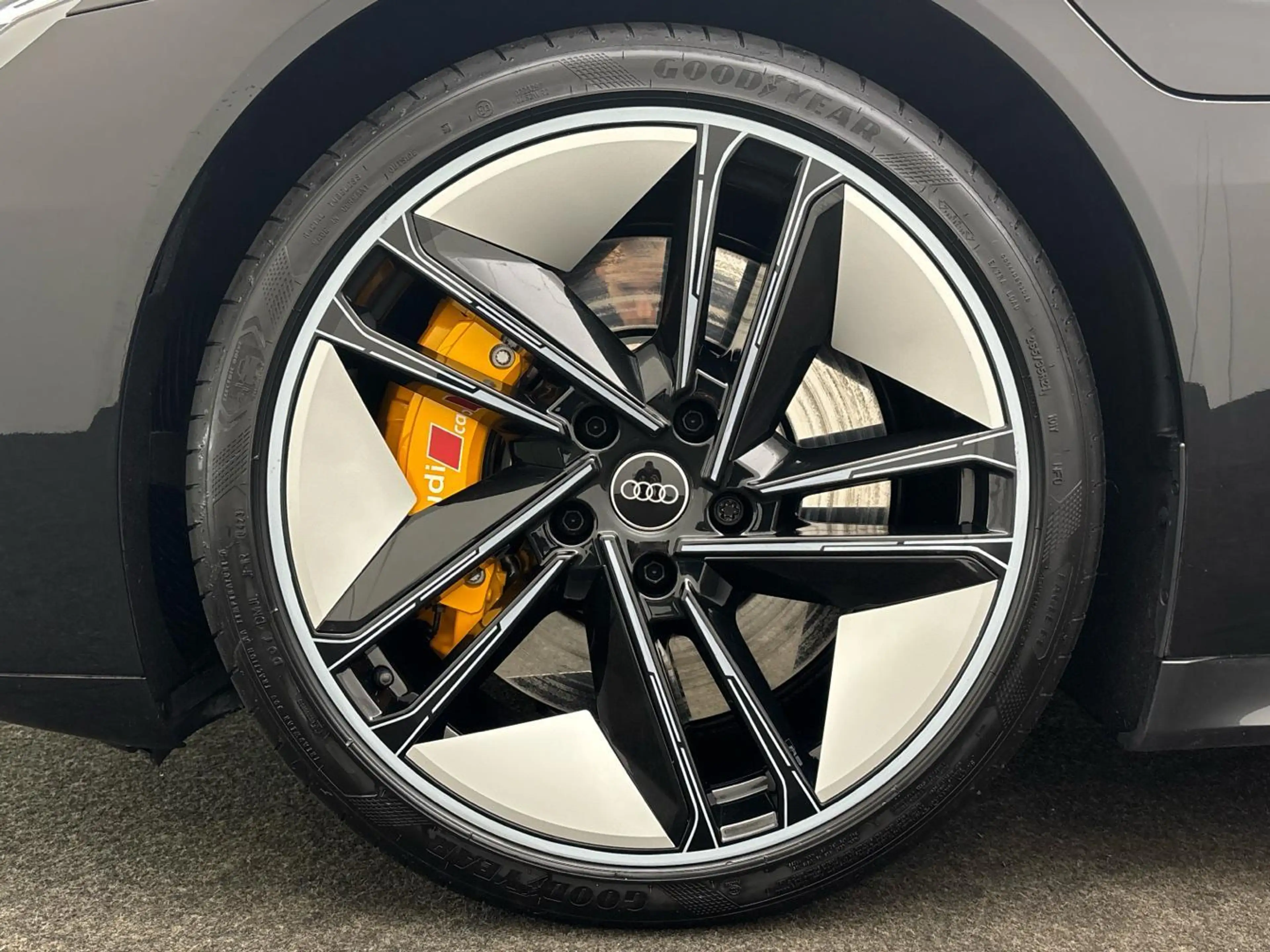 Audi e-tron GT quattro MMI LED Pano — photo 7