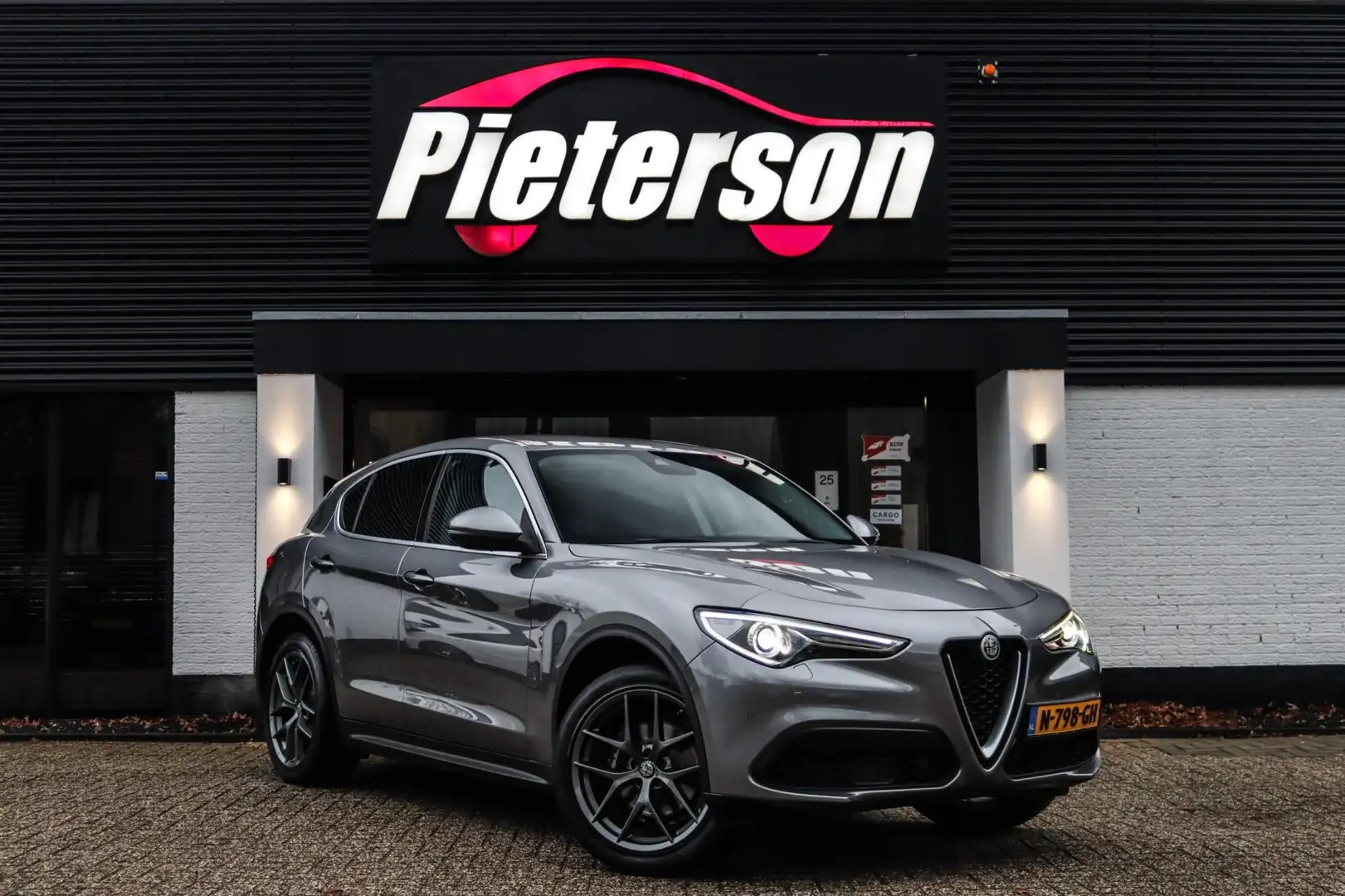 Alfa Romeo Stelvio 2.0 T AWD First Edition MEMORY CAMERA Grijs - 1