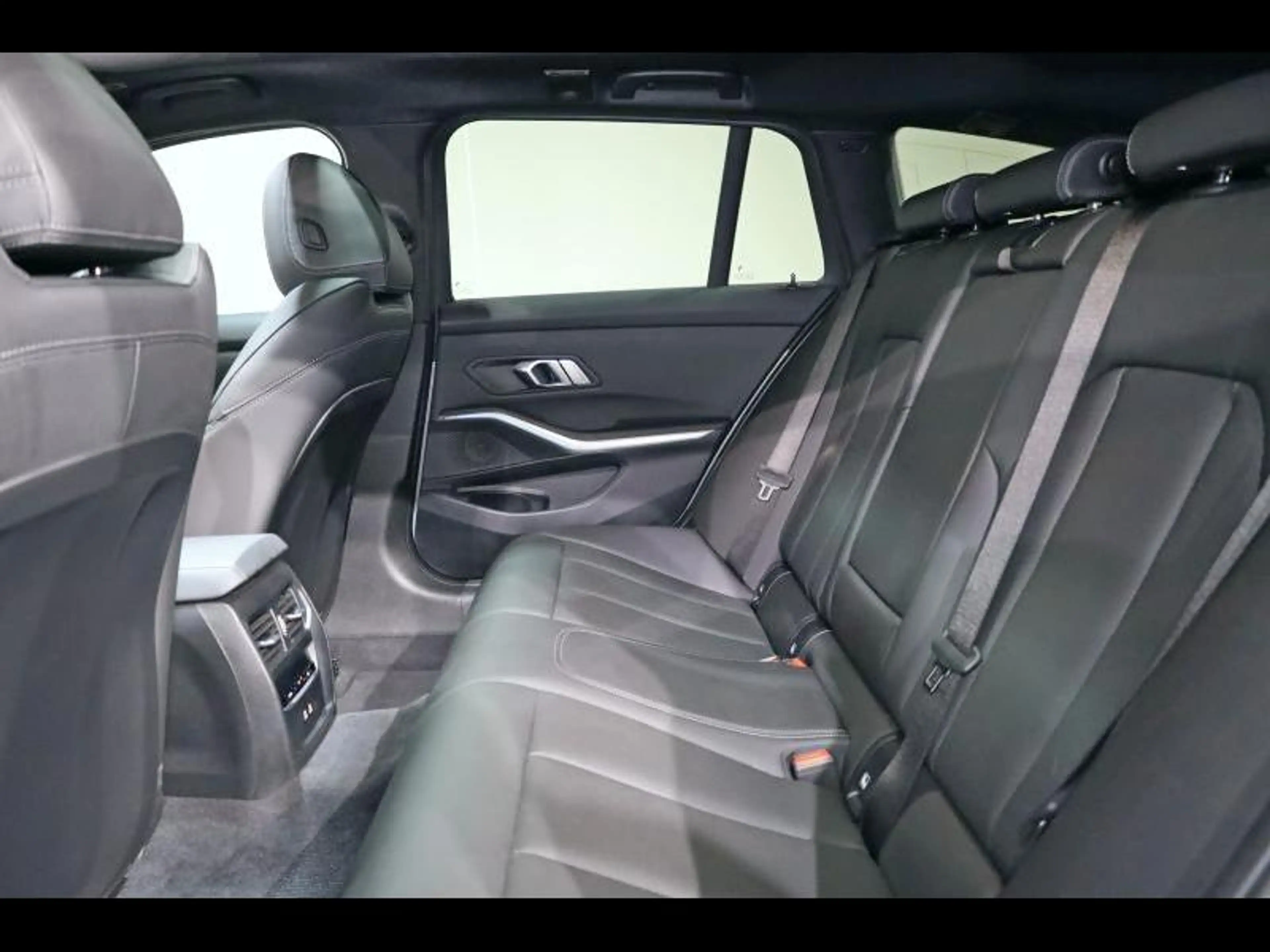 BMW 318 i Touring Kit M Sport — photo 10