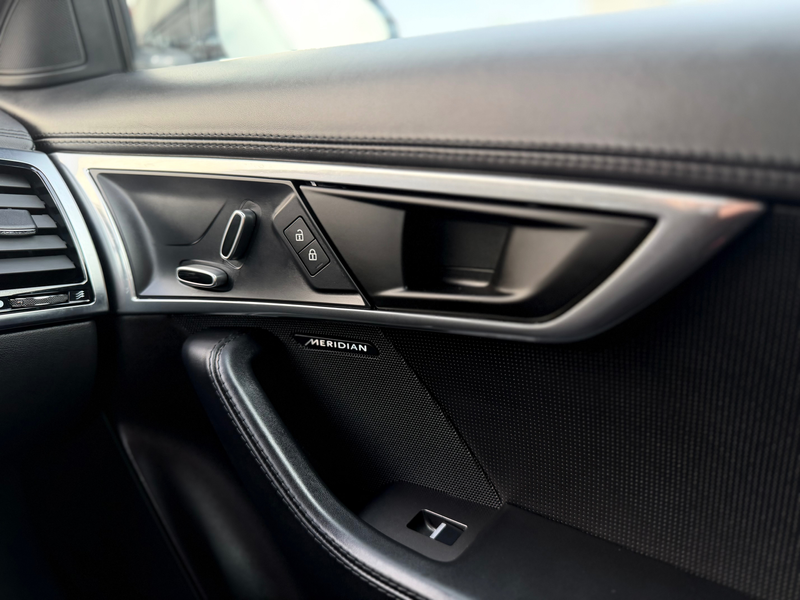 Jaguar F-Type F-Type Cabriolet 2.0 i4 P300 R-Dynamic — photo 15