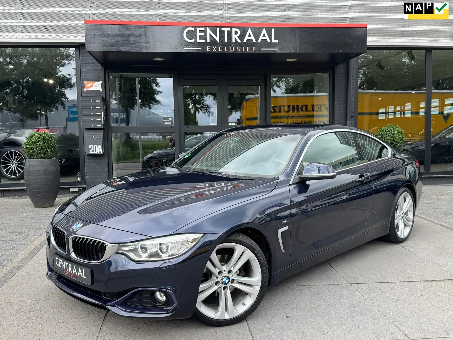 BMW 420 4-serie Coupé 420i High Exe Sportline|Pdc|Keyless| Blauw - 1