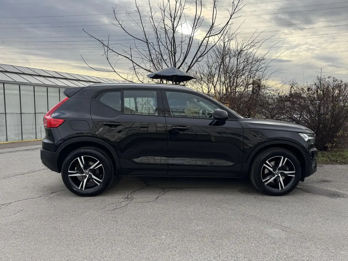 Volvo XC40 Momentum AWD Automatik 1.Besitz *EXTRAS* Noir - 2