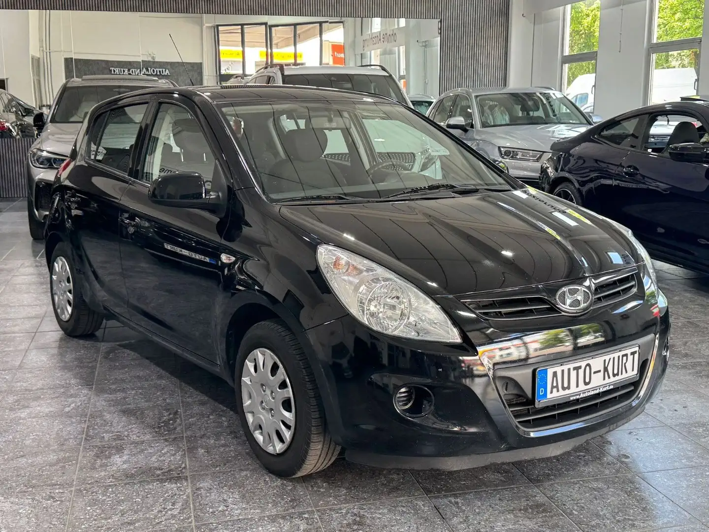 Hyundai i20 1,2i Edition +*Klima*1.Hand*BT*Tüv 10-2025 Schwarz - 1