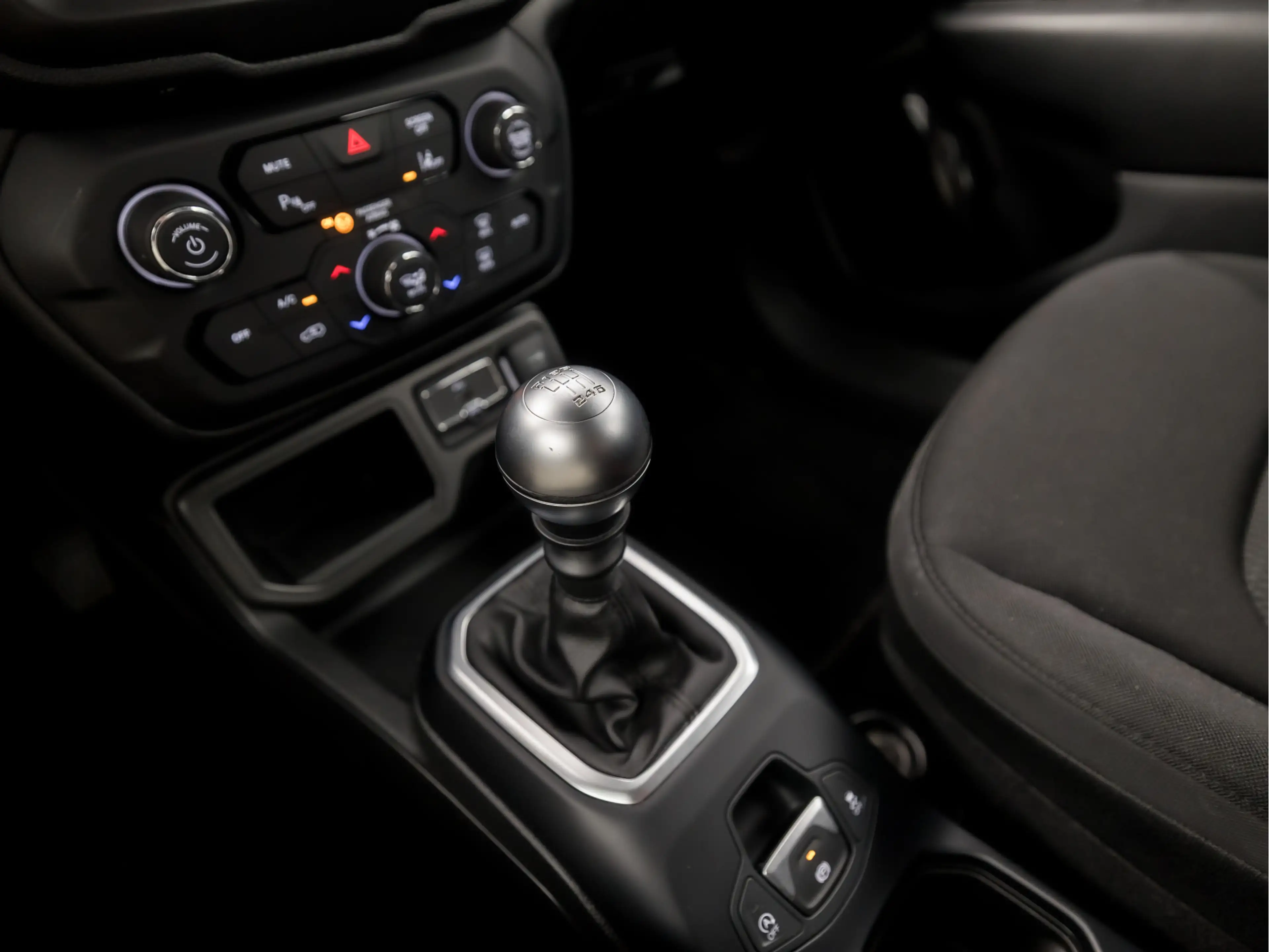 Jeep Renegade 1.0T Longitude Sport (APPLE CARPLAY, CLIMATE, GETI — photo 10