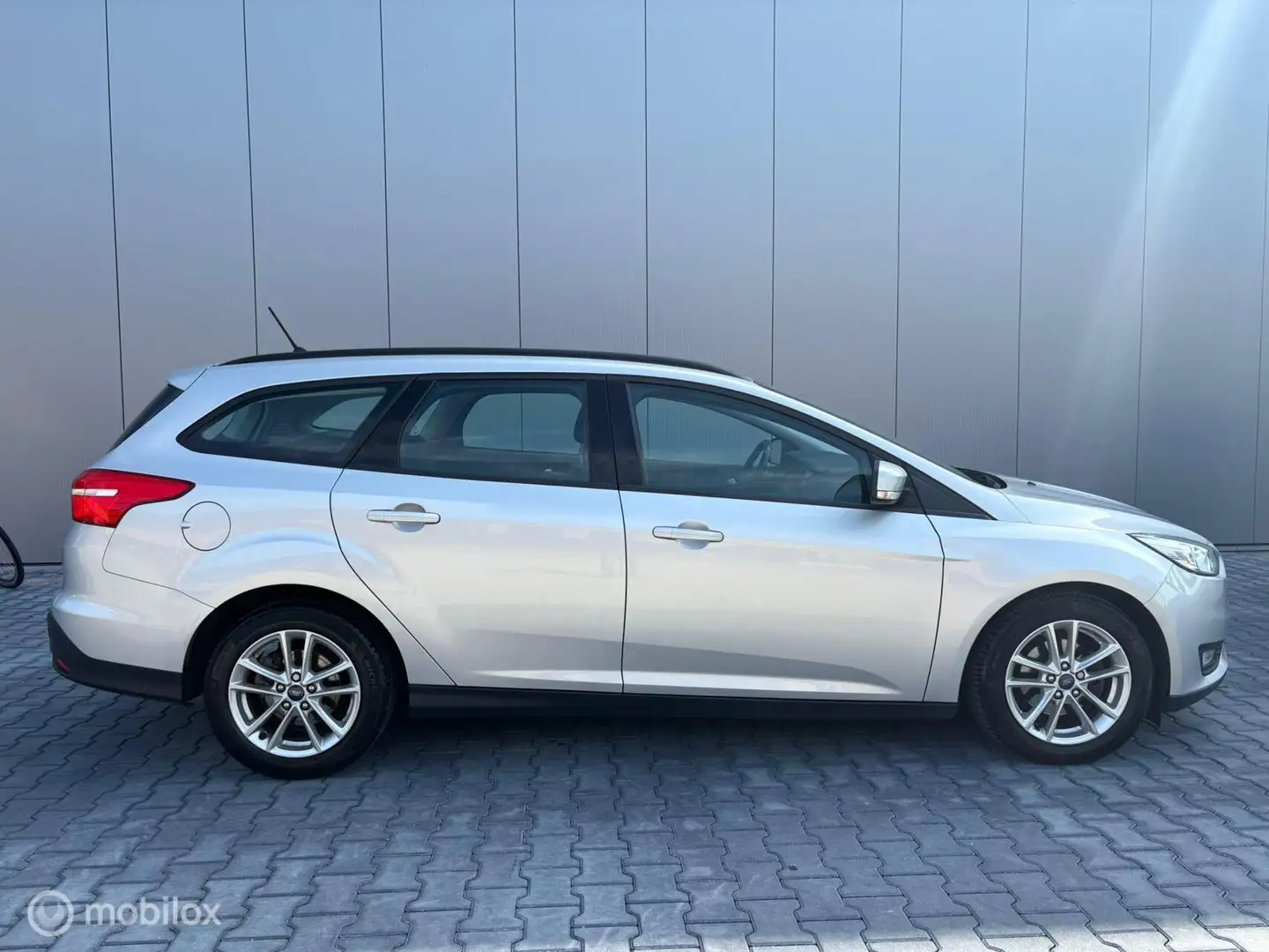 Ford Focus Wagon 1.0 Lease Edition Gris - 2