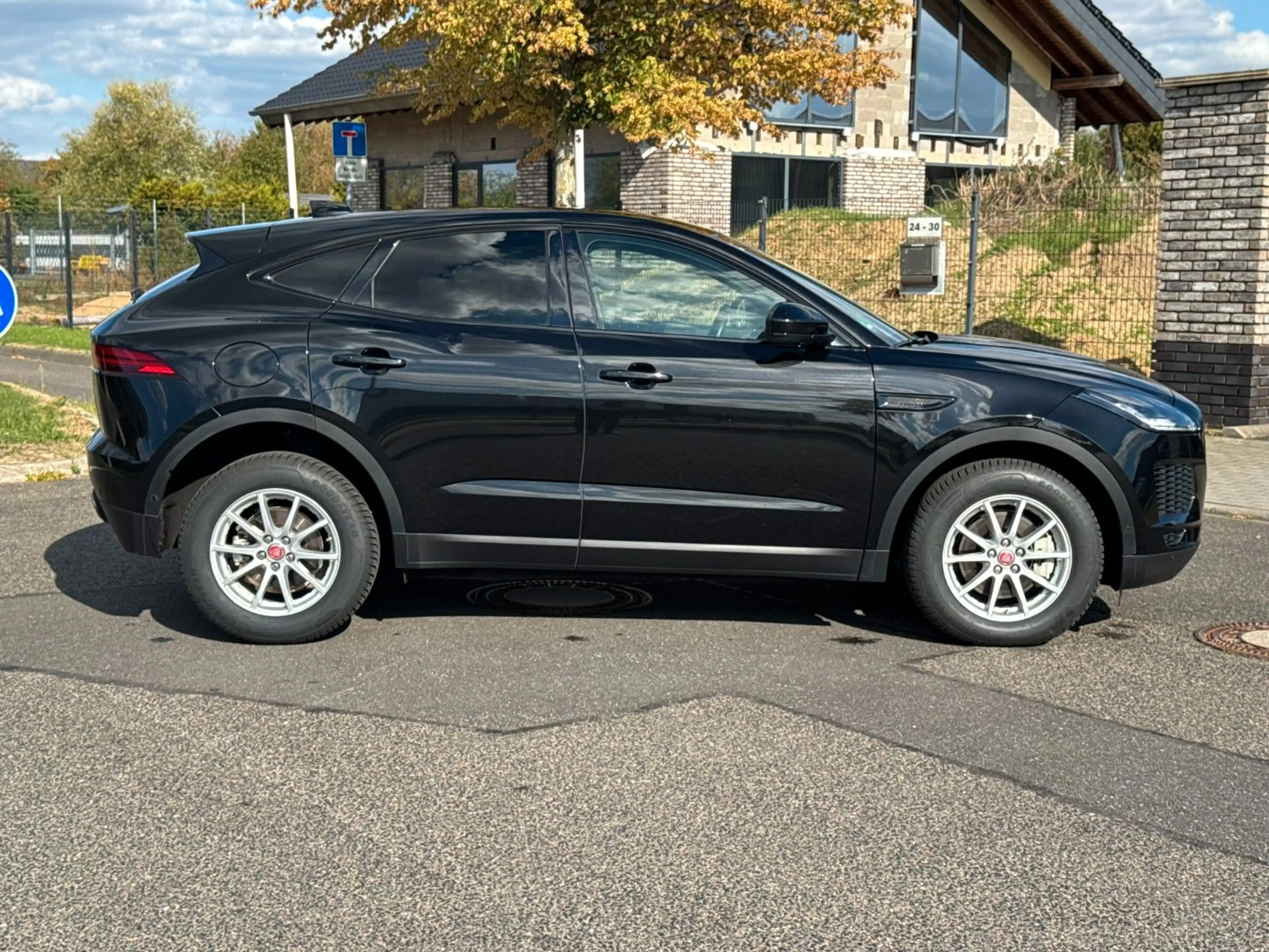 Jaguar E-Pace Basis AWD *Autom.*CarPlay*Leder*1-Hand* — photo 6