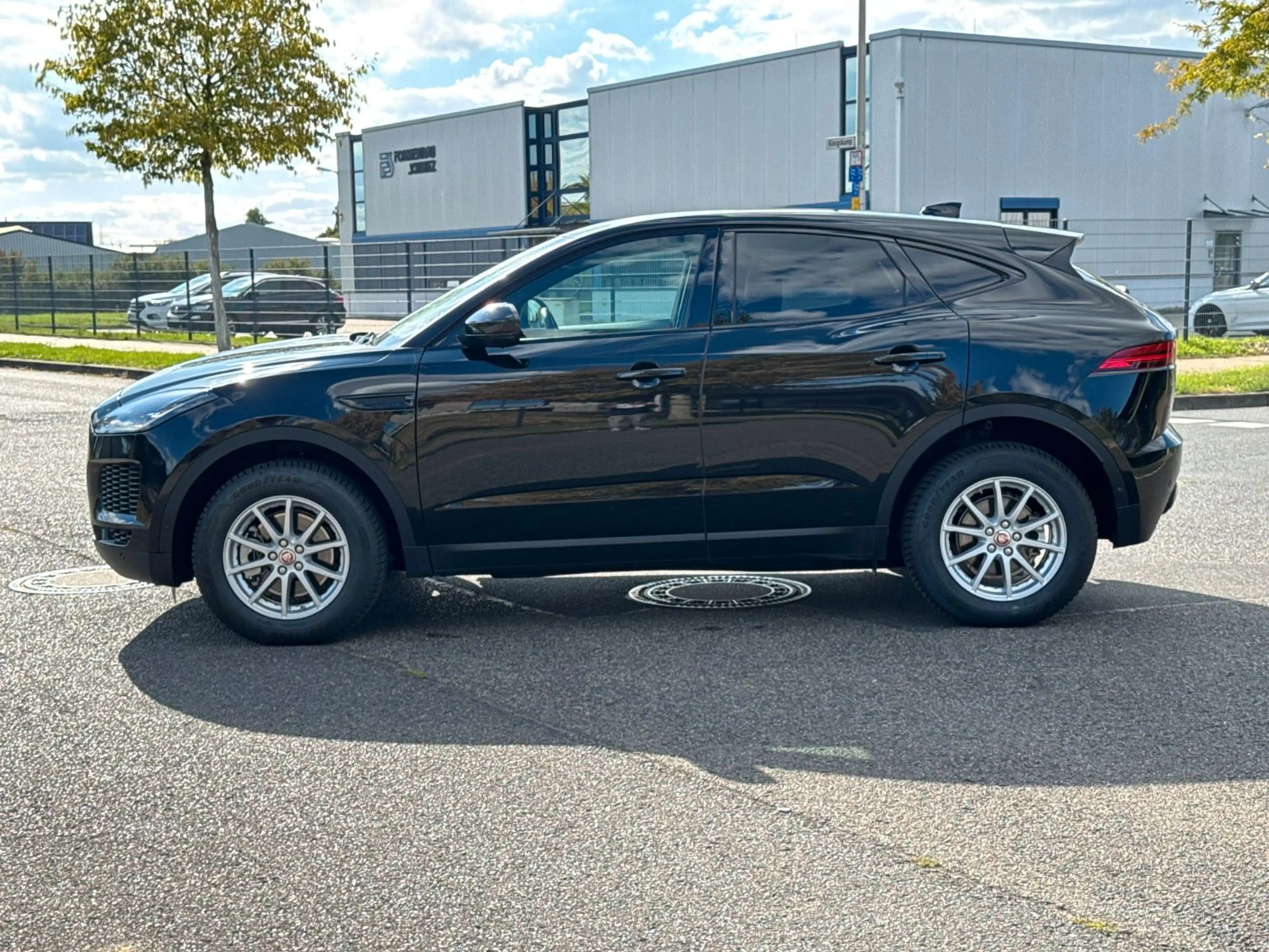 Jaguar E-Pace Basis AWD *Autom.*CarPlay*Leder*1-Hand* — photo 2