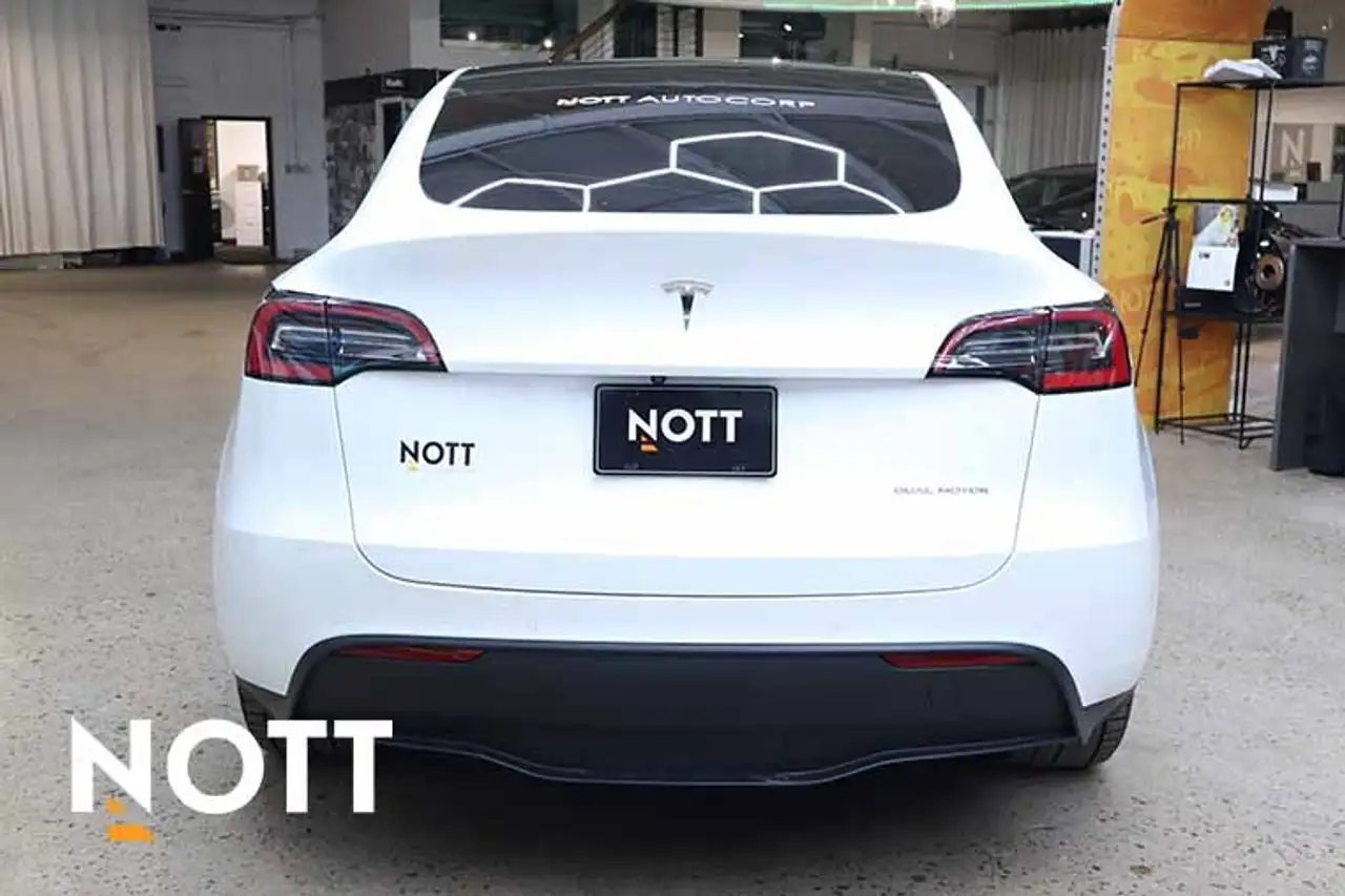 Tesla Model Y снимка Tesla Model Y