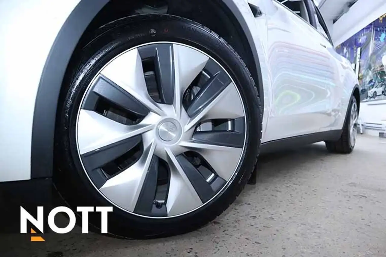 Tesla Model Y снимка Tesla Model Y