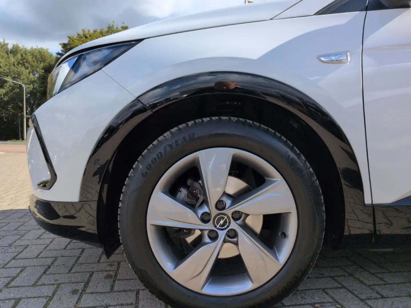 Opel Grandland GS Line 1.2 Turbo RFK NAVI SHZ MATRIX 360 Kamera L Weiß - 2