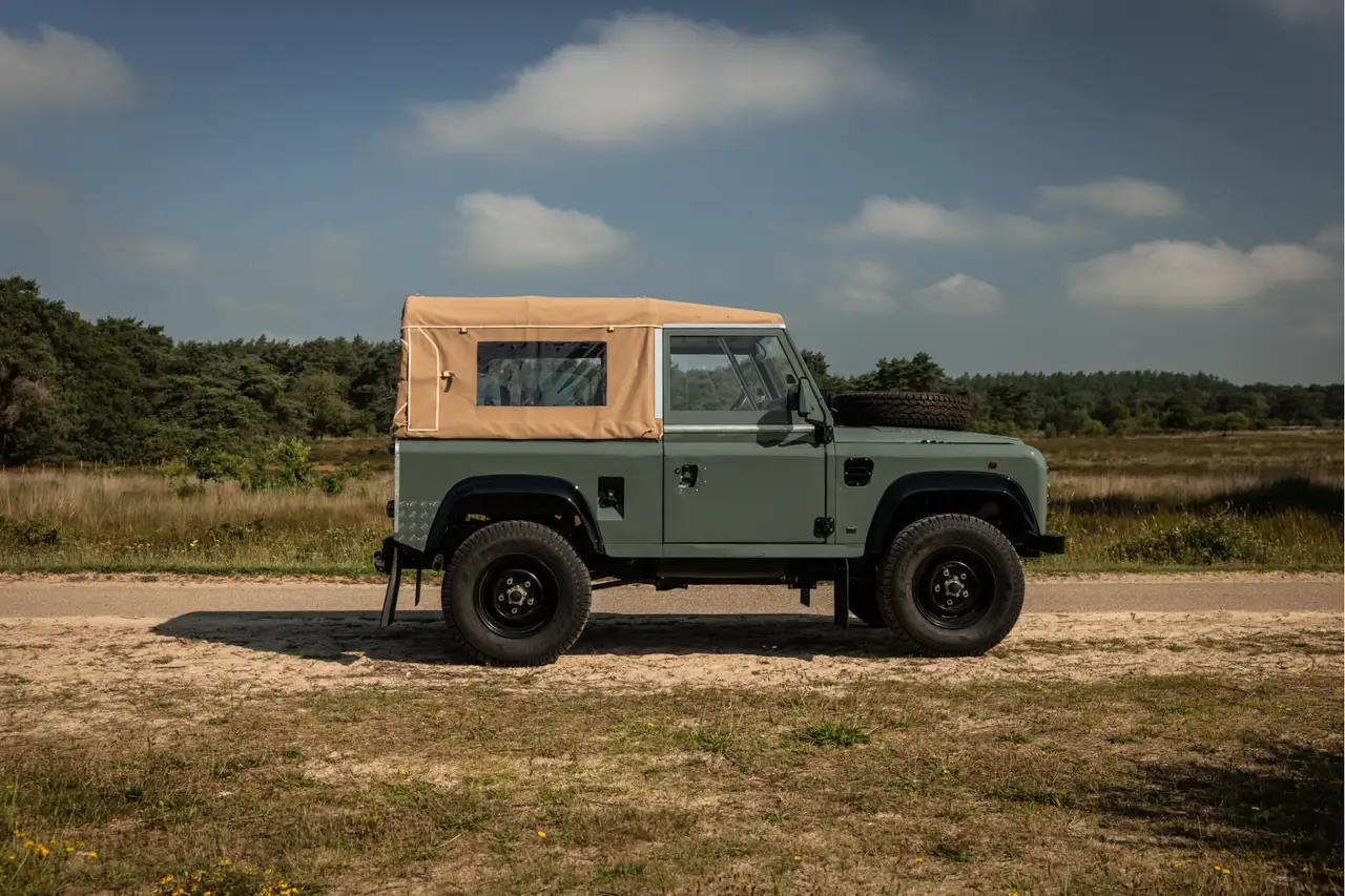 Land Rover Defender 90 benzine 2.5 gerestaureerd Wegenbelastingvrij!, foto 3