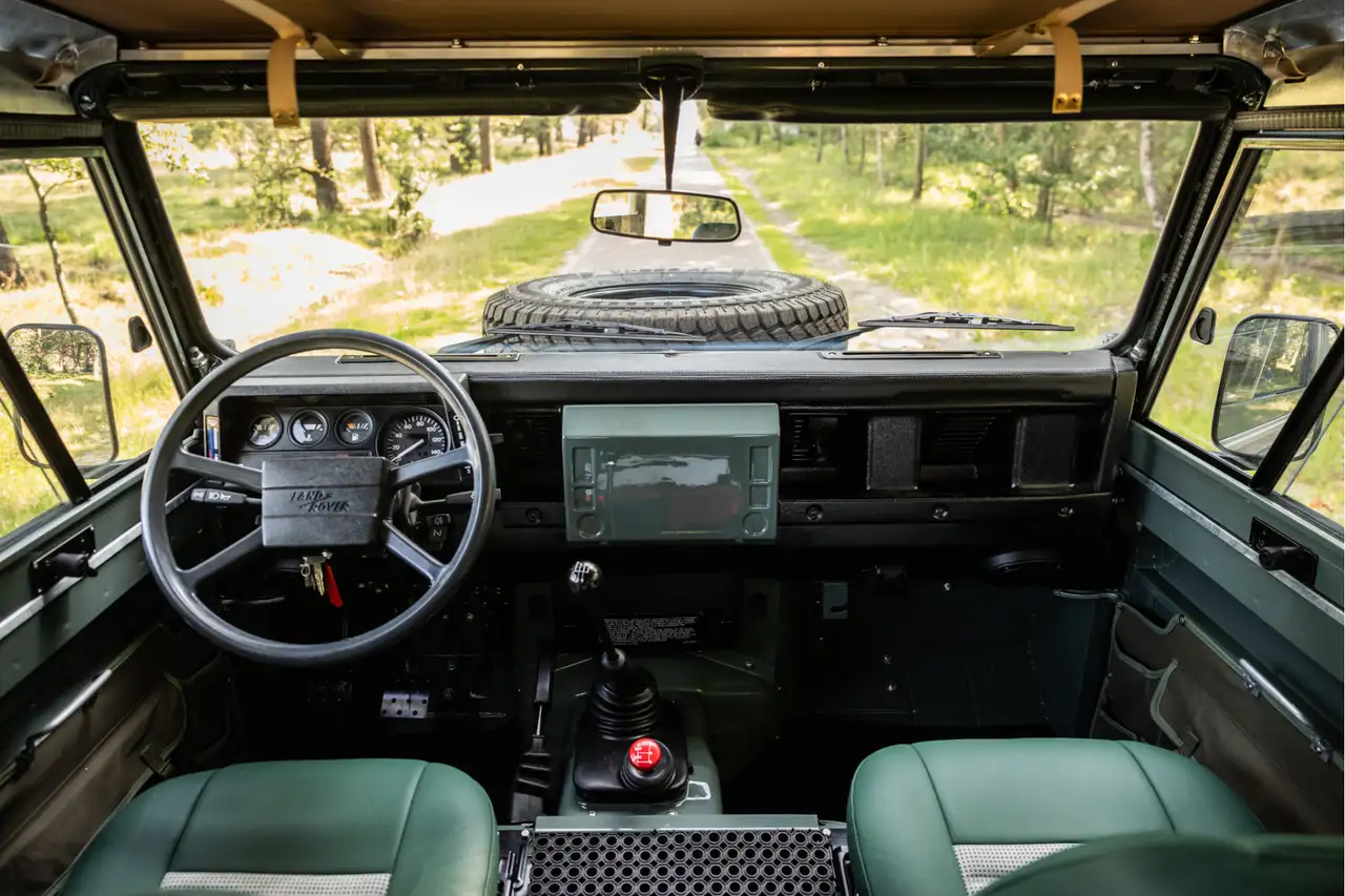 Land Rover Defender 90 benzine 2.5 gerestaureerd Wegenbelastingvrij!, foto 6